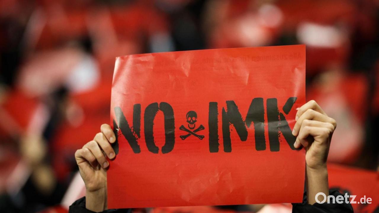 Stadion-Sicherheit-Personalisierte-Tickets-vom-Tisch