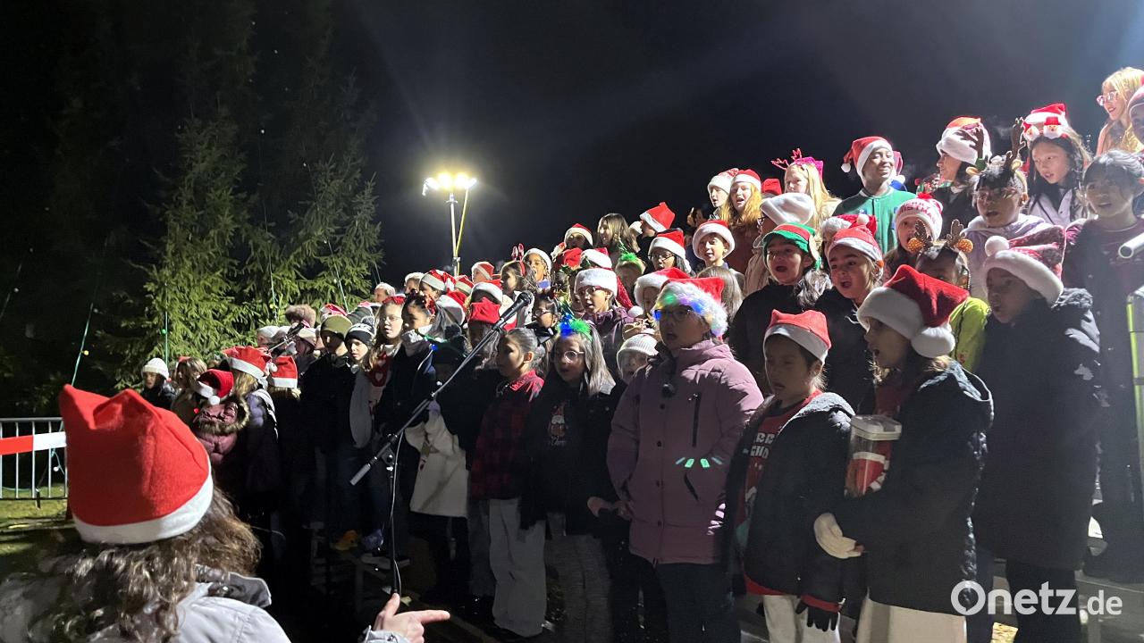 Tree-Lighting-Ceremony-in-Grafenw-hr-mit-besonderen-G-sten