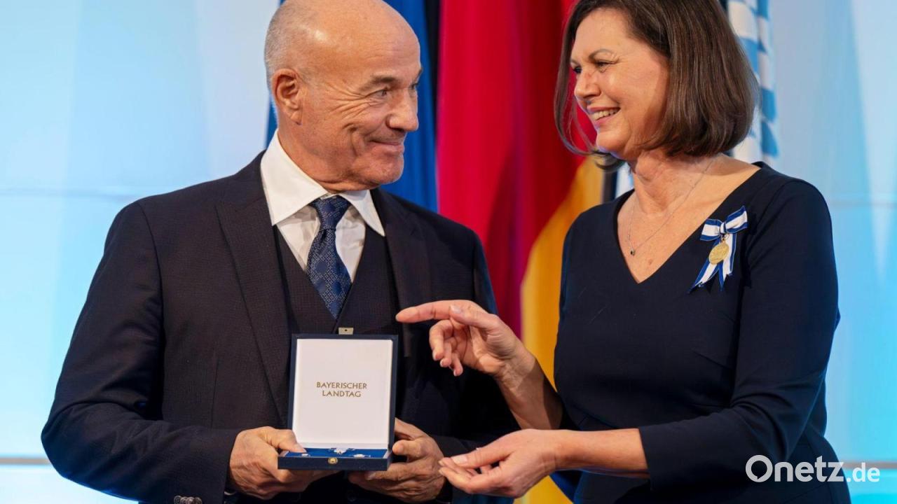 Über 40 Verfassungsorden für Prominente und Bürger