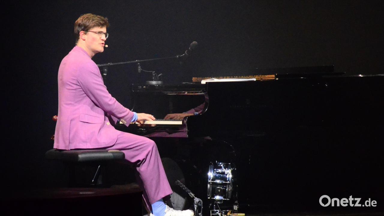 Wortk-nstler-Bodo-Wartke-begeistert-in-der-Max-Reger-Halle