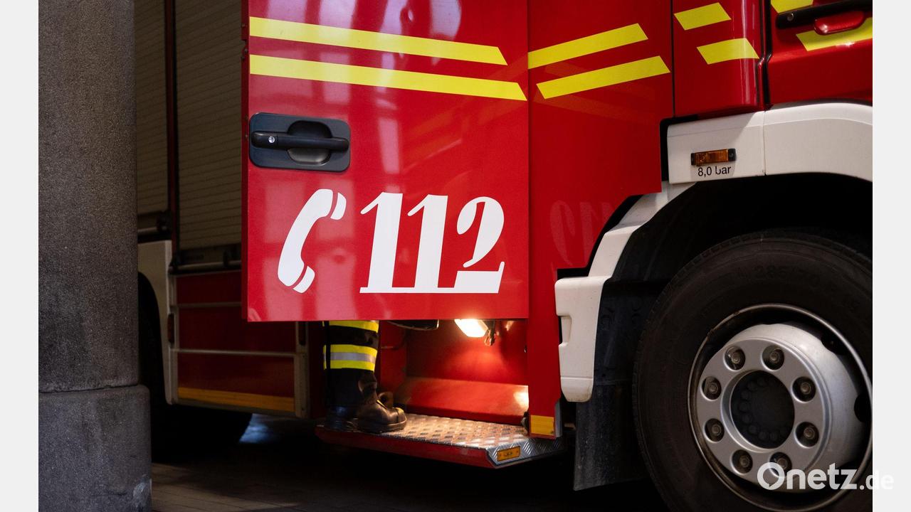 23 Jahre alter Autofahrer prallt gegen Baum und stirbt