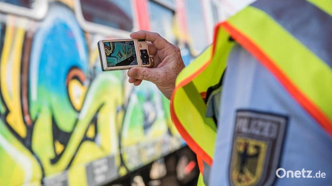 Graffiti-an-Regionalexpress-in-Neumarkt-Zeugen-gesucht