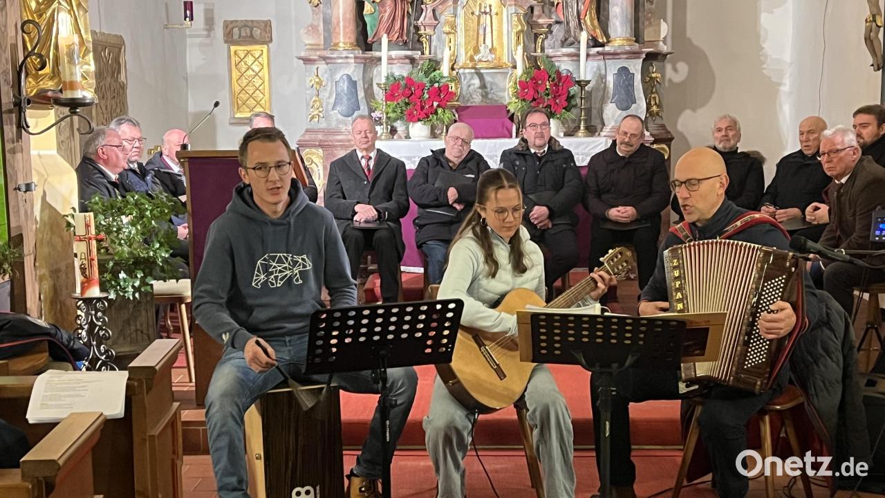 Adventssingen-in-K-rmreuth-sammelt-Spenden-f-r-Delphintherapie