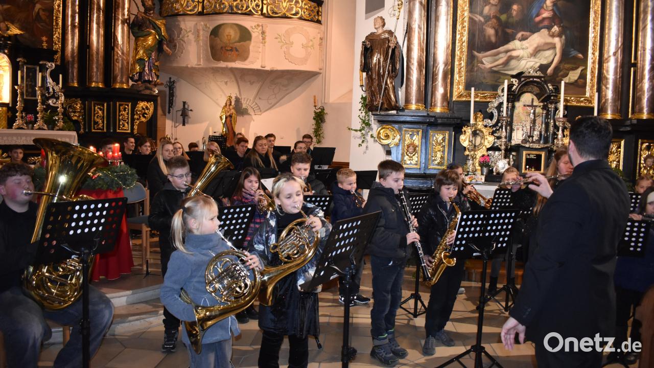 Weihnachtskonzert-in-Pressath-begeistert-mit-sechs-Ensembles