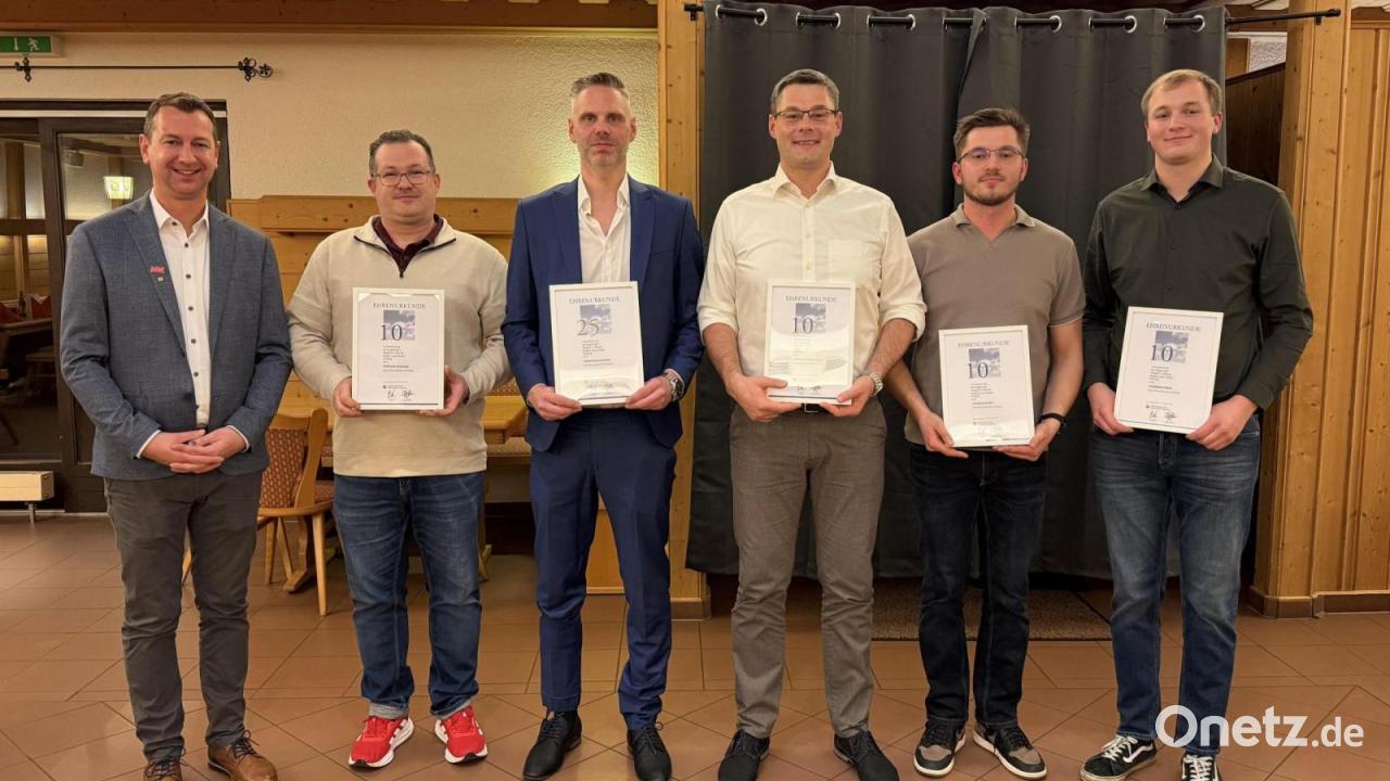 Elektro-L-ck-aus-Amberg-ehrt-langj-hrige-Mitarbeiter