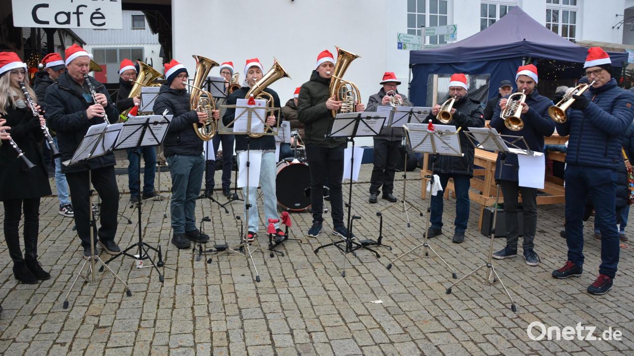 Weihnachtsmarkt-in-Bad-Neualbenreuth-lockt-Tausende-Besucher-an