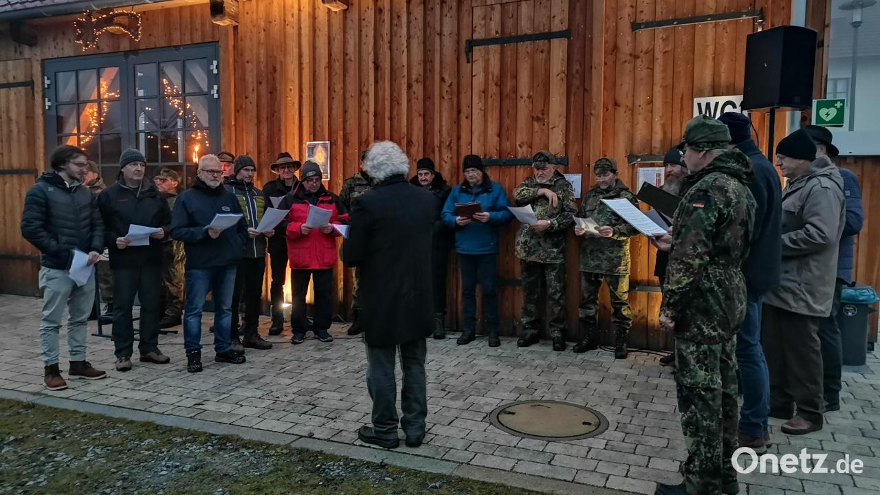 Thansteiner-Vereine-feiern-Weihnachtsmarkt-Premiere-auf-dem-Dorfplatz