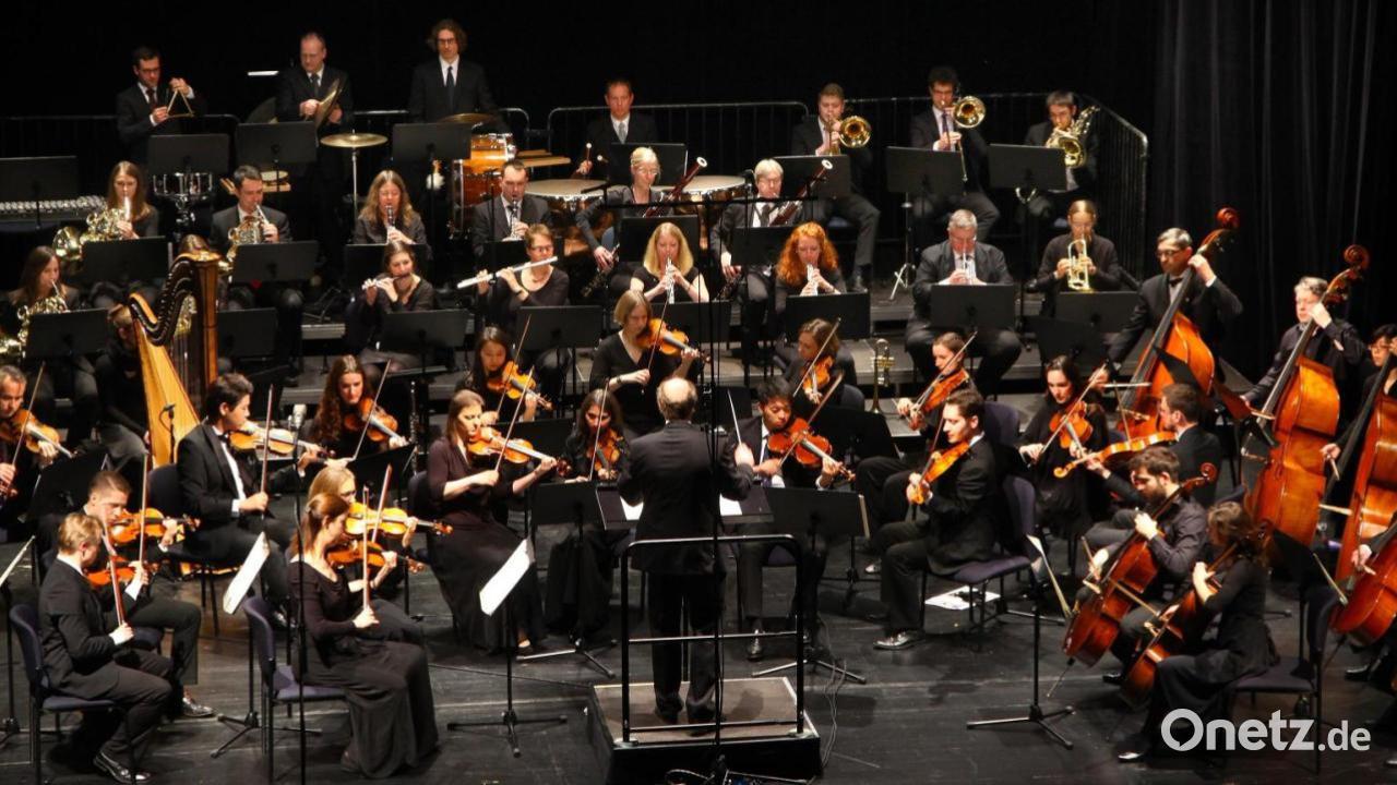Amberger-Sinfonieorchester-l-dt-zum-Silvesterkonzert-ins-Stadttheater