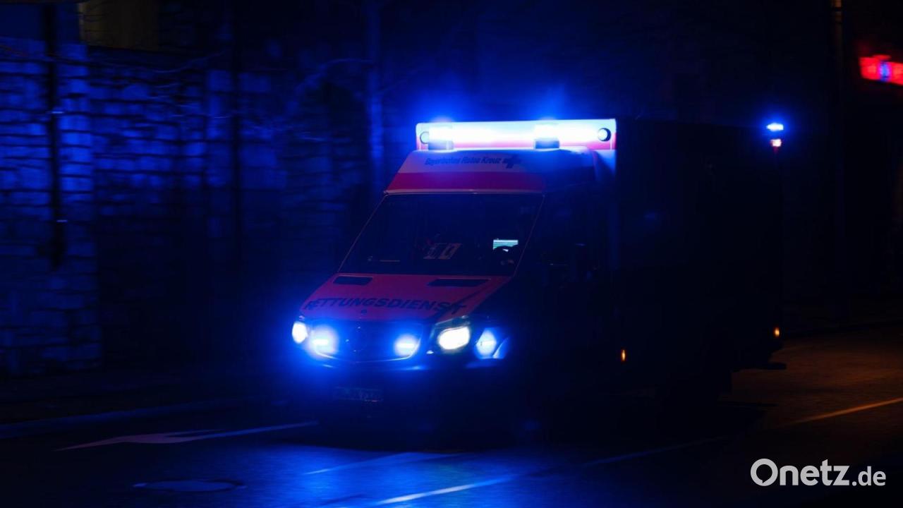 Feuerwehrmann auf dem Weg zum Einsatz von Auto angefahren