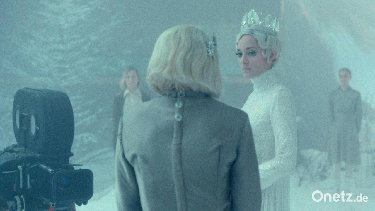 Marion-Cotillard-als-Schneek-nigin-mit-einem-Herz-aus-Eis-