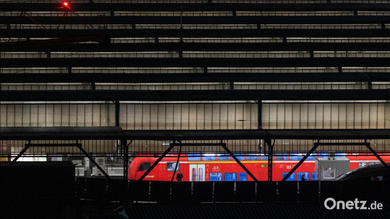 Verd-chtiges-Gep-ckst-ck-Hauptbahnhof-Stuttgart-evakuiert