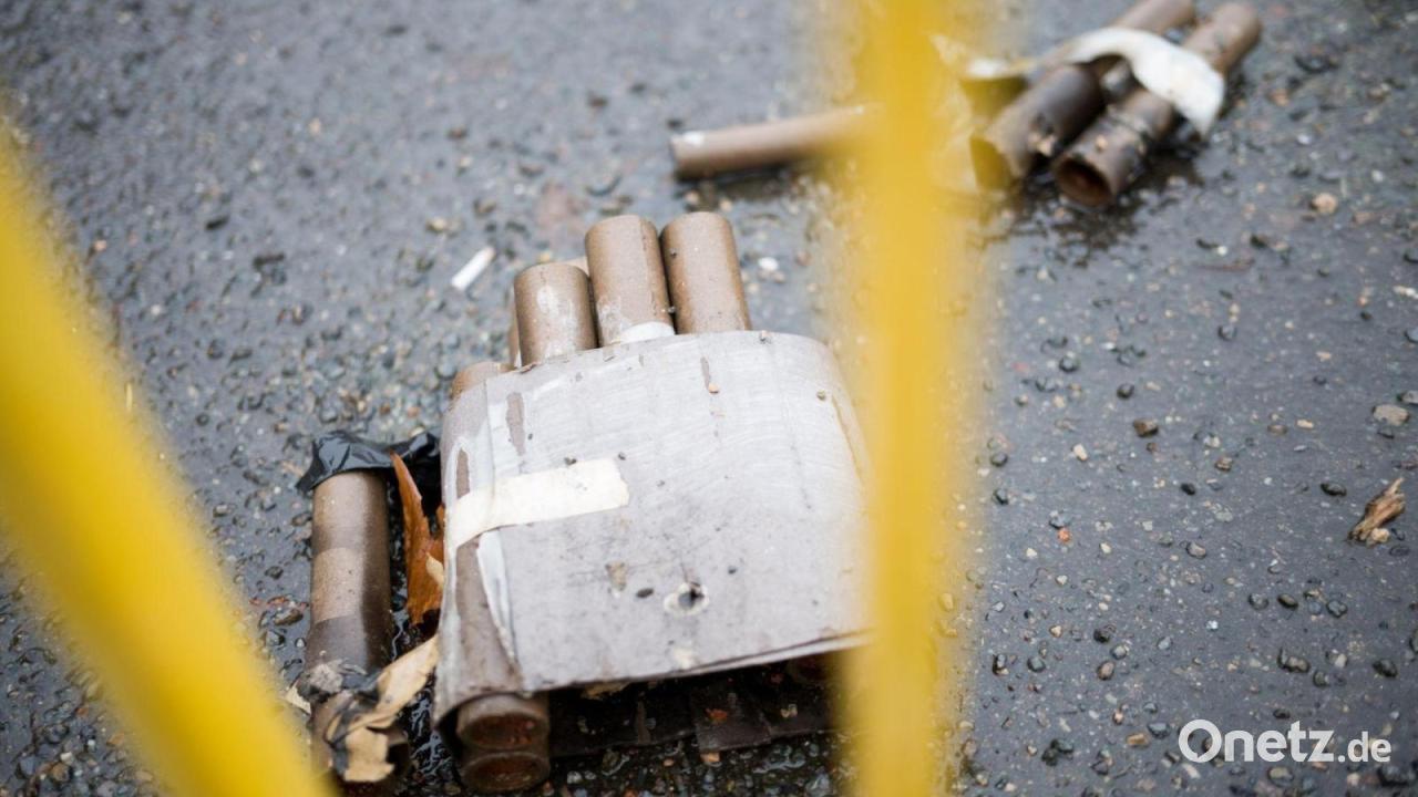 Zehnjähriger zündet mit Böllern Hecke an und stellt sich