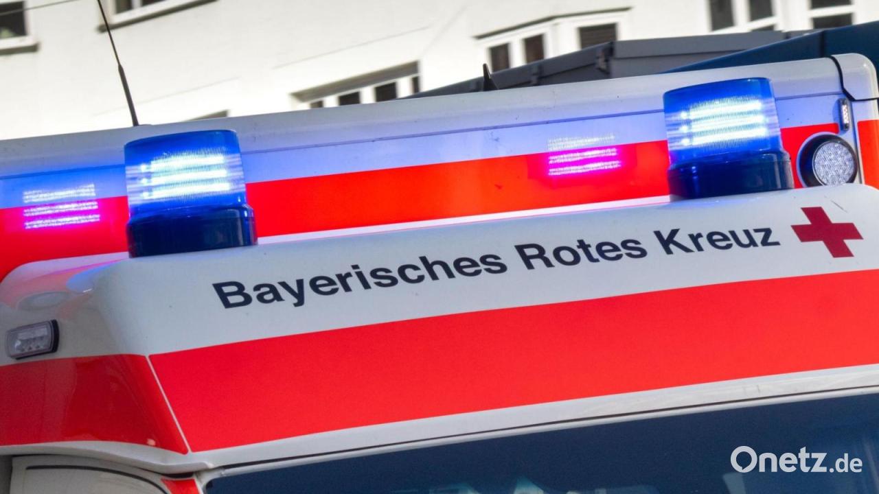 Lastwagen kippt in Steinbruch um – Fahrer verletzt