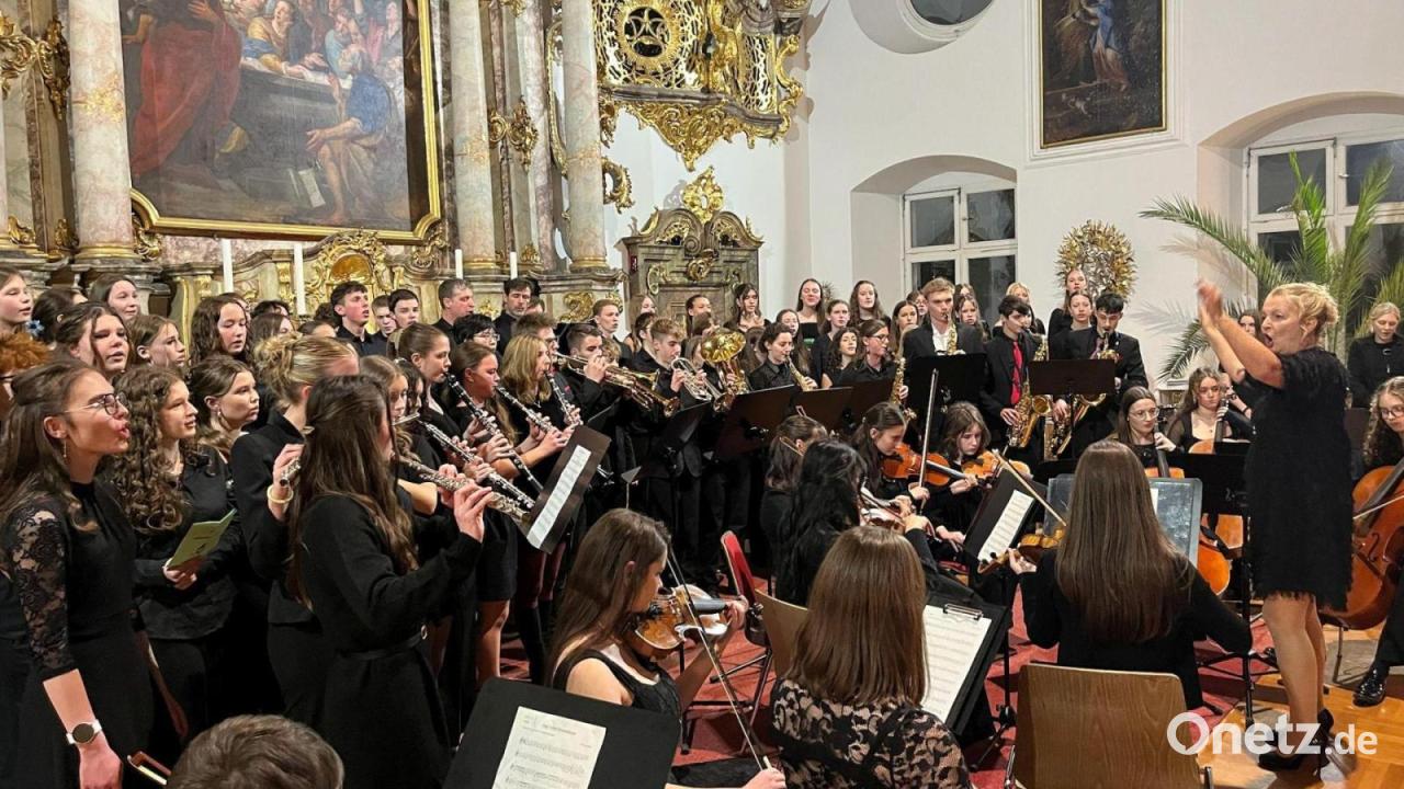 Sch-ler-des-Max-Reger-Gymnasiums-verzaubern-mit-weihnachtlichen-Kl-ngen