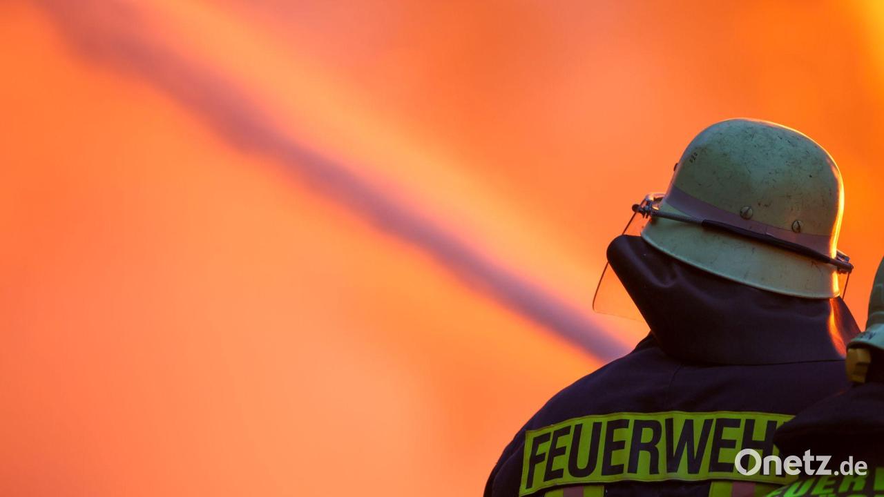 Frau-weckt-schlafendes-Paar-in-brennendem-Haus