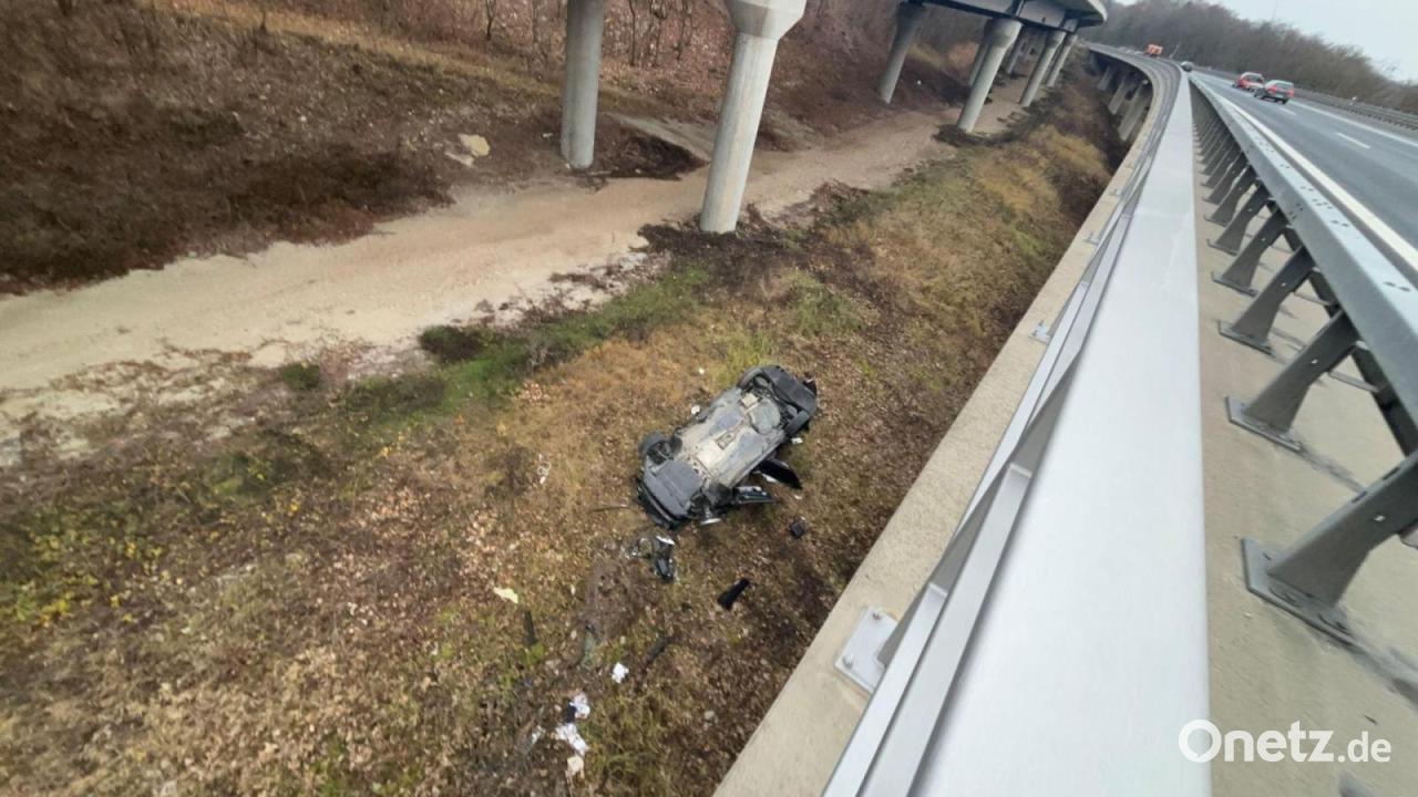 Auto stürzt zehn Meter von Brücke – Fahrer schwer verletzt