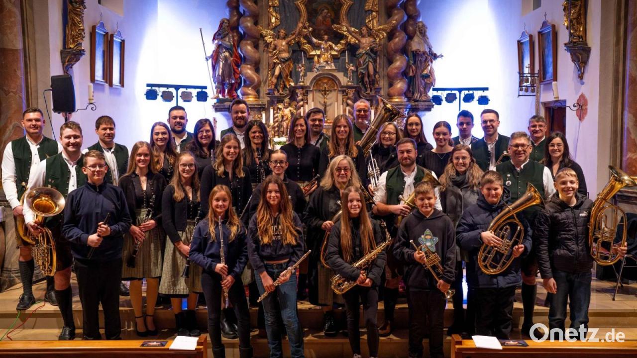 Blaskapelle-Teunz-begeistert-mit-Weihnachtskonzert-in-der-Pfarrkirche