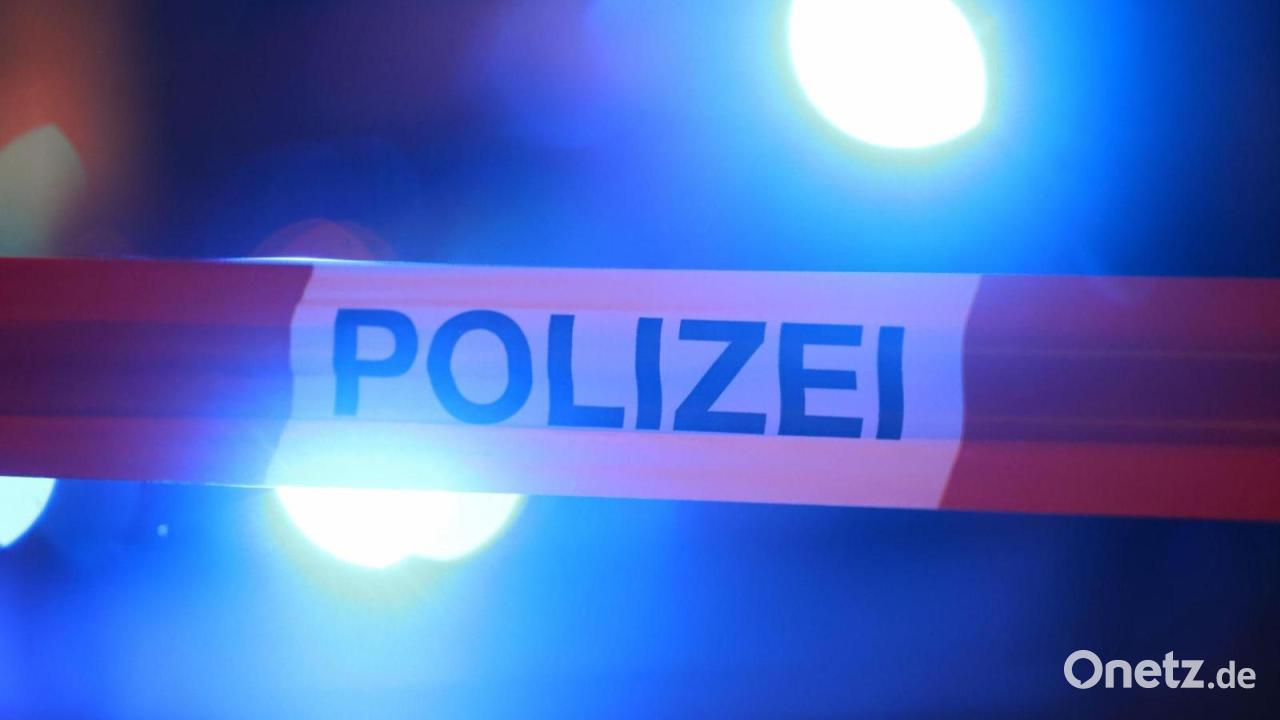 Autofahrer prallt gegen Baum und wird schwer verletzt