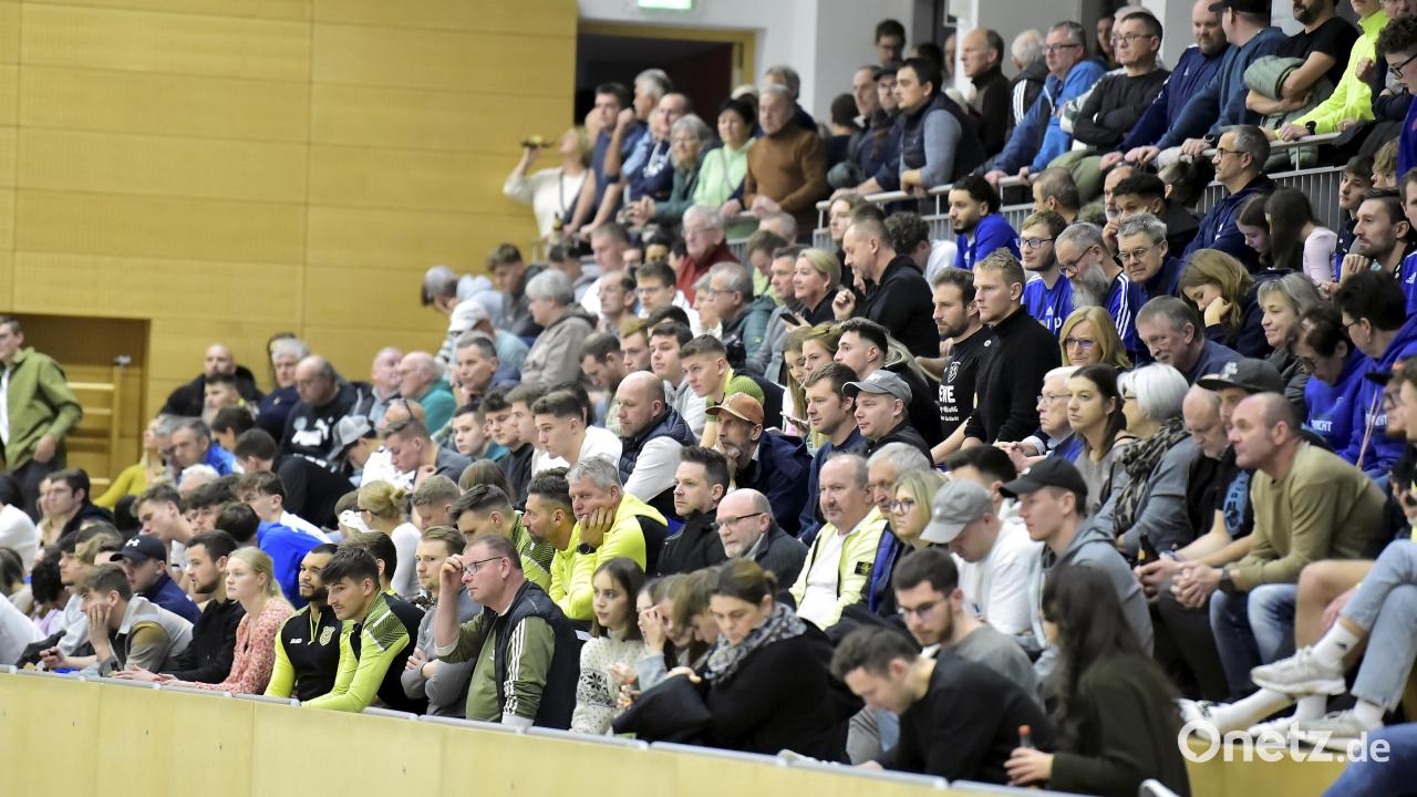 Hallenfu-ball-Highlight-in-Auerbach-Hallen-Masters-mit-drei-Bayernligisten