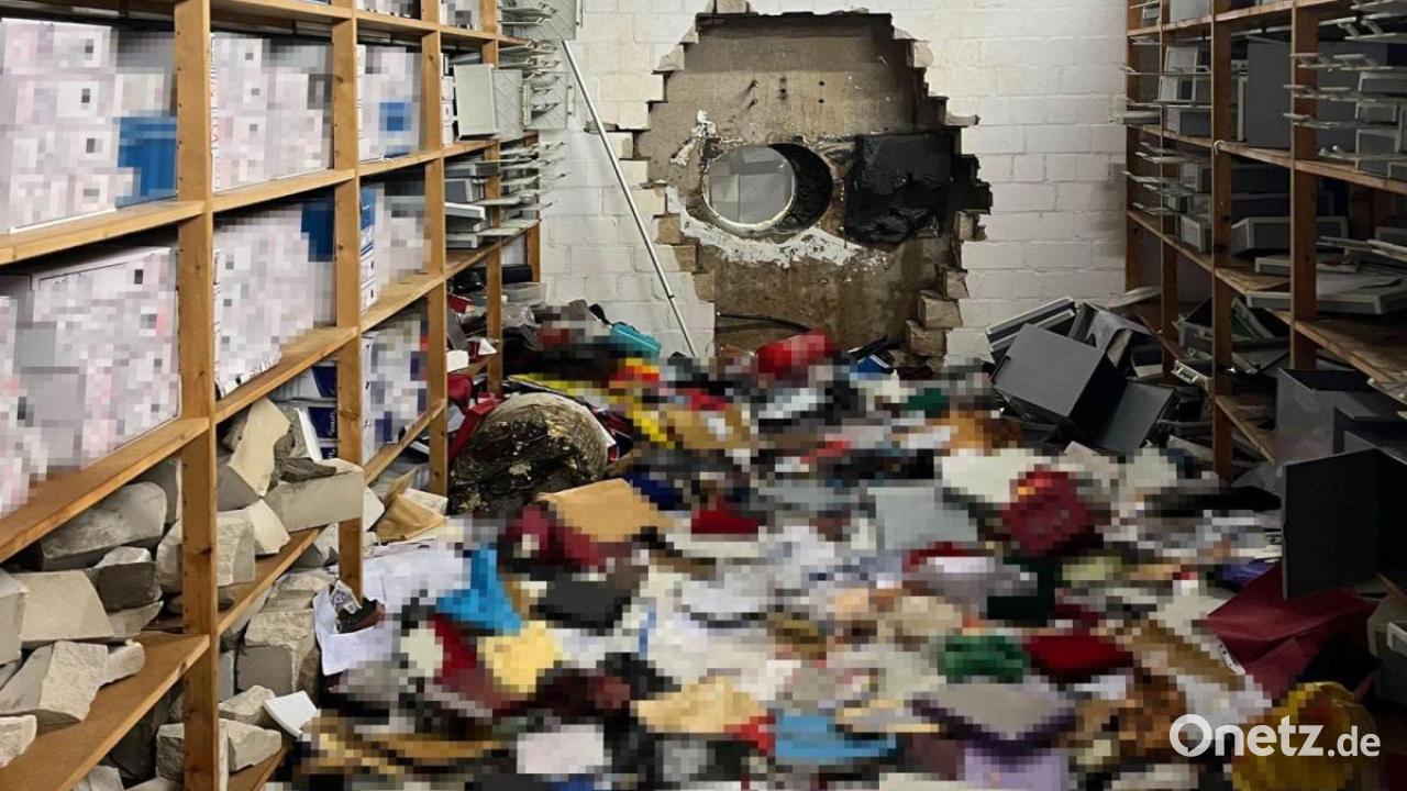 Unbekannte-steigen-durch-gro-es-Loch-in-Tresorraum