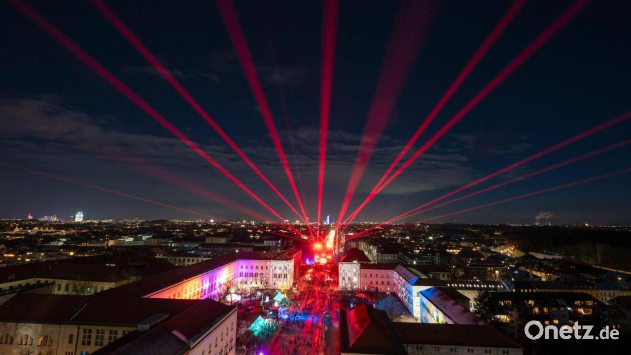 Mehrere Tausend feiern Silvester auf Münchens Ludwigstraße