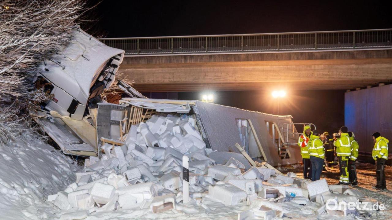 Schneebedeckte Autobahn – Lastwagen mit Lachs kippt um