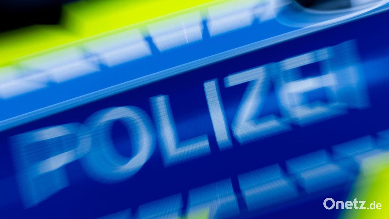 85-Jähriger prallt mit Auto gegen Baum und stirbt