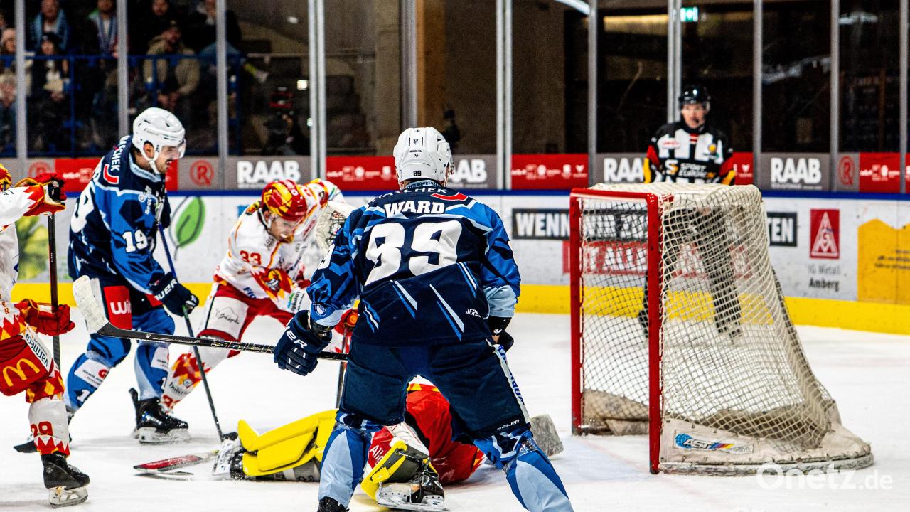 Befreiungsschlag-f-r-die-Blue-Devils-Weiden-im-Heimspiel-gegen-Kaufbeuren