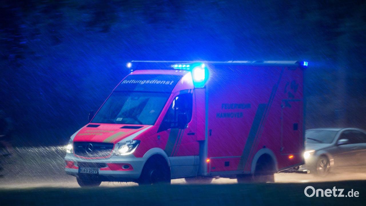 Transporter-prallt-gegen-Lichtmast-und-l-st-Unfallserie-aus