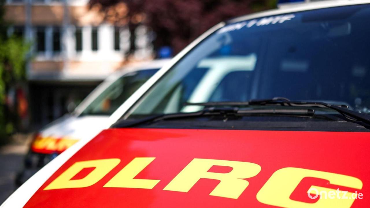 Auto versinkt in eisigem Wasser - Glück im Unglück