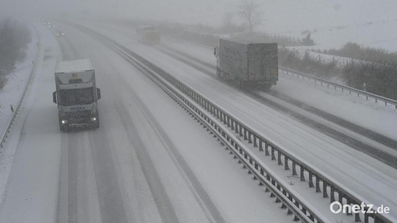 Zwei Dutzend Lastwagen stecken auf A7 im Schnee fest