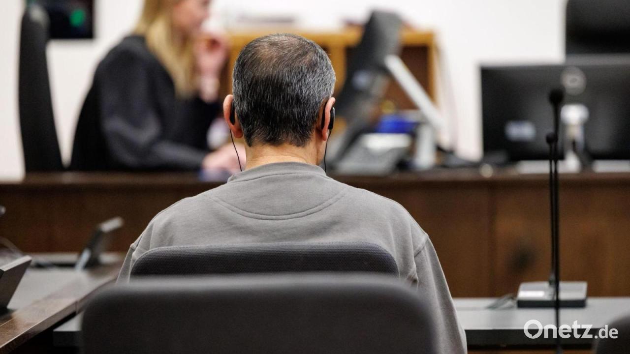Mord aus Rache auf Fest? - Angeklagter schweigt vor Gericht