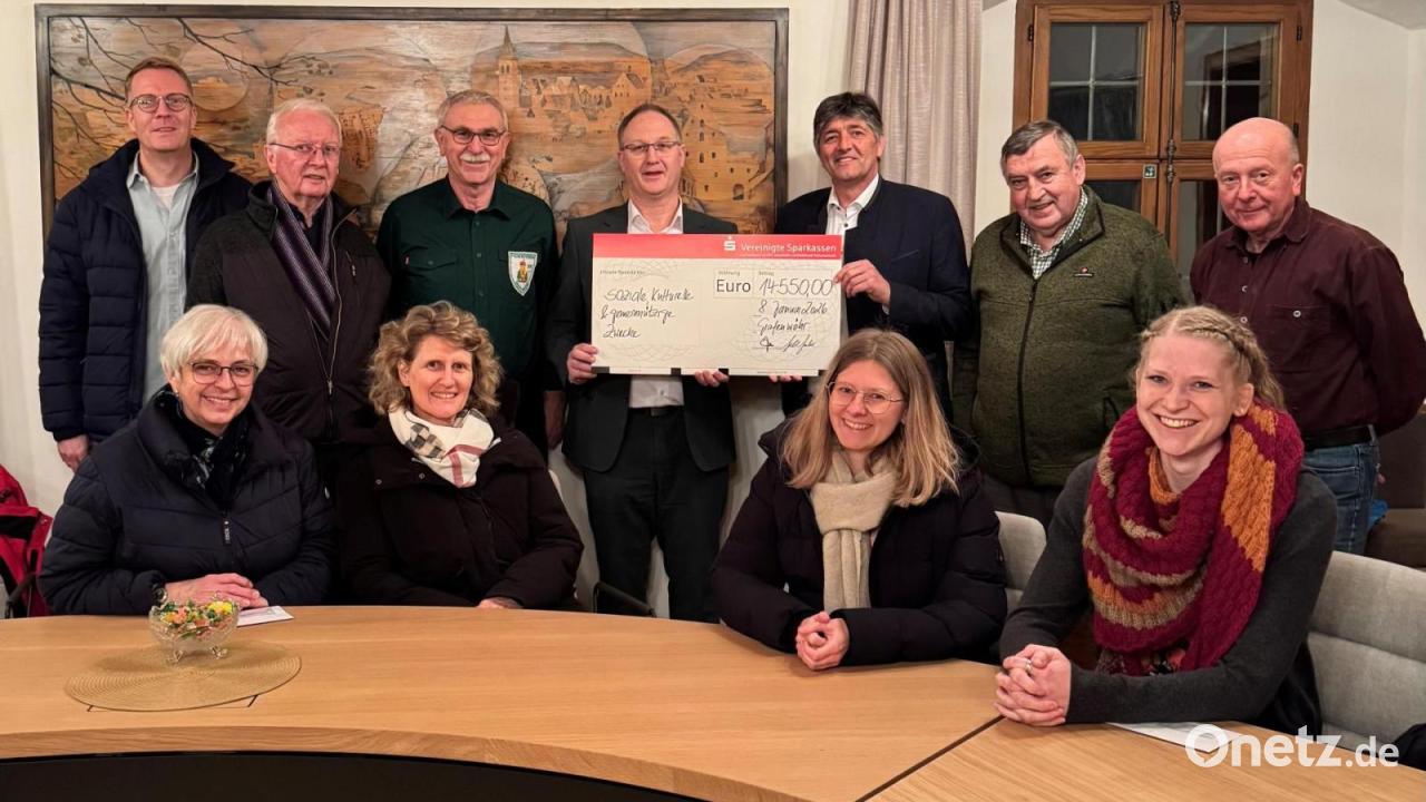 Vereinigte-Sparkassen-spenden-14-550-Euro-an-Grafenw-hrer-Vereine