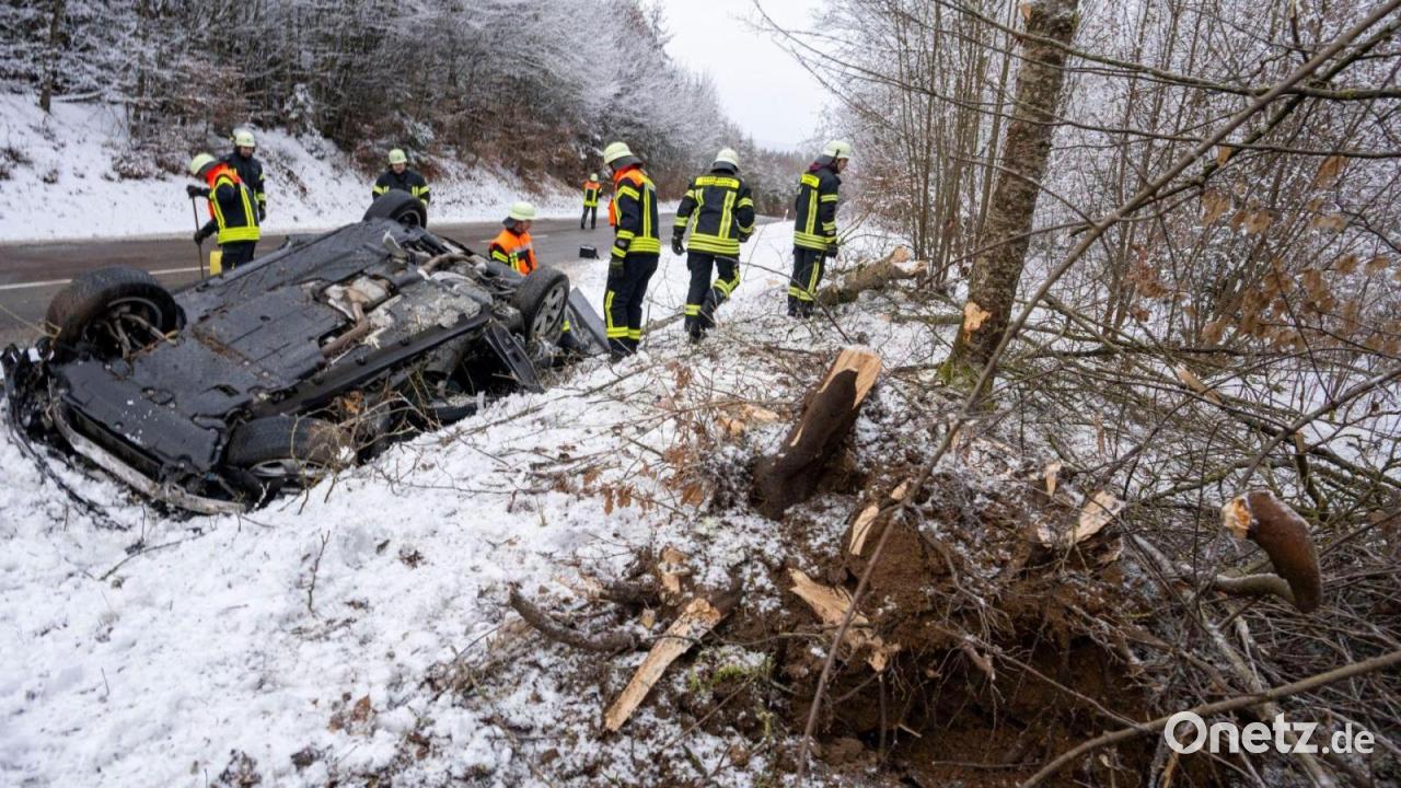 Junger Mann prallt mit Auto gegen Baum und stirbt