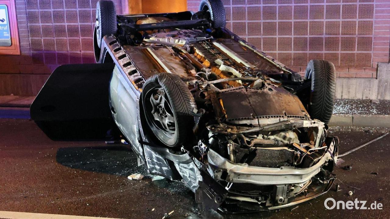 Auto überschlägt sich im Tunnel - zwei Verletzte