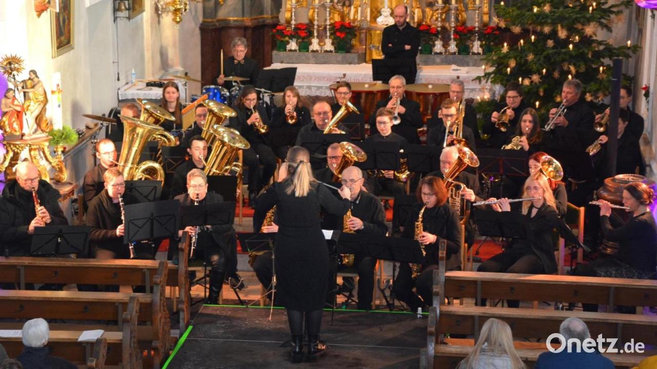 Konnersreuther-Blaskapelle-begeistert-Besucher-beim-Neujahrskonzert-in-der-Pfarrkirche-St-Laurentius