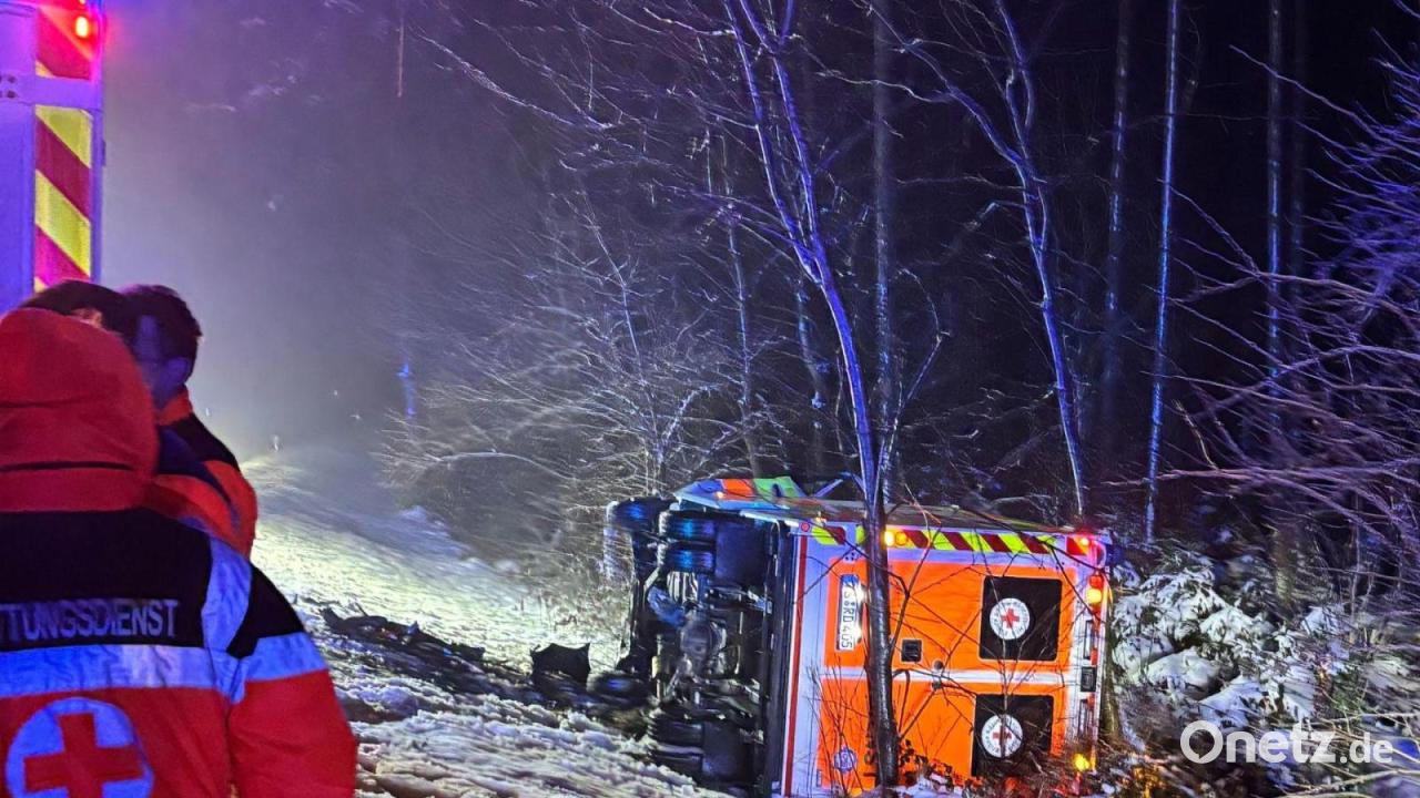 Kleintransporter prallt gegen Rettungswagen - fünf Verletzte