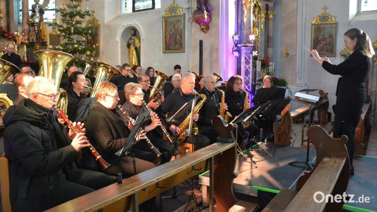 Konnersreuther-Blaskapelle-begeistert-Besucher-beim-Neujahrskonzert
