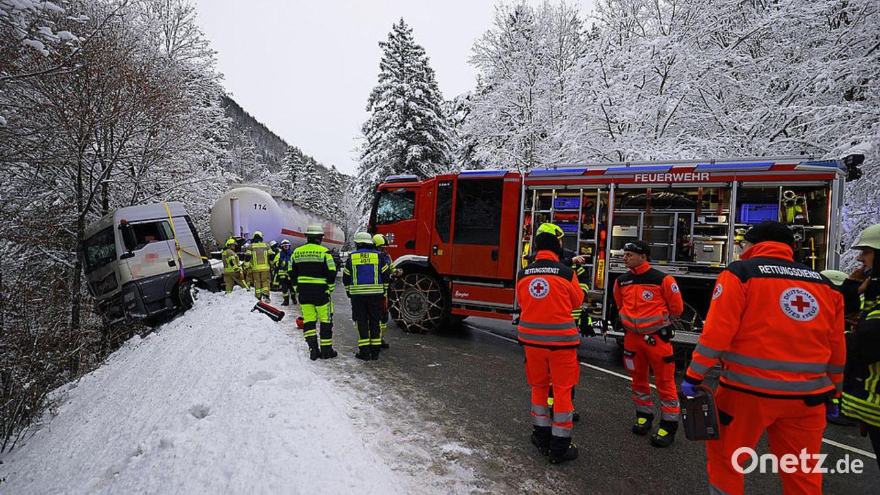 Lastwagen hängt über Abgrund und droht abzustürzen