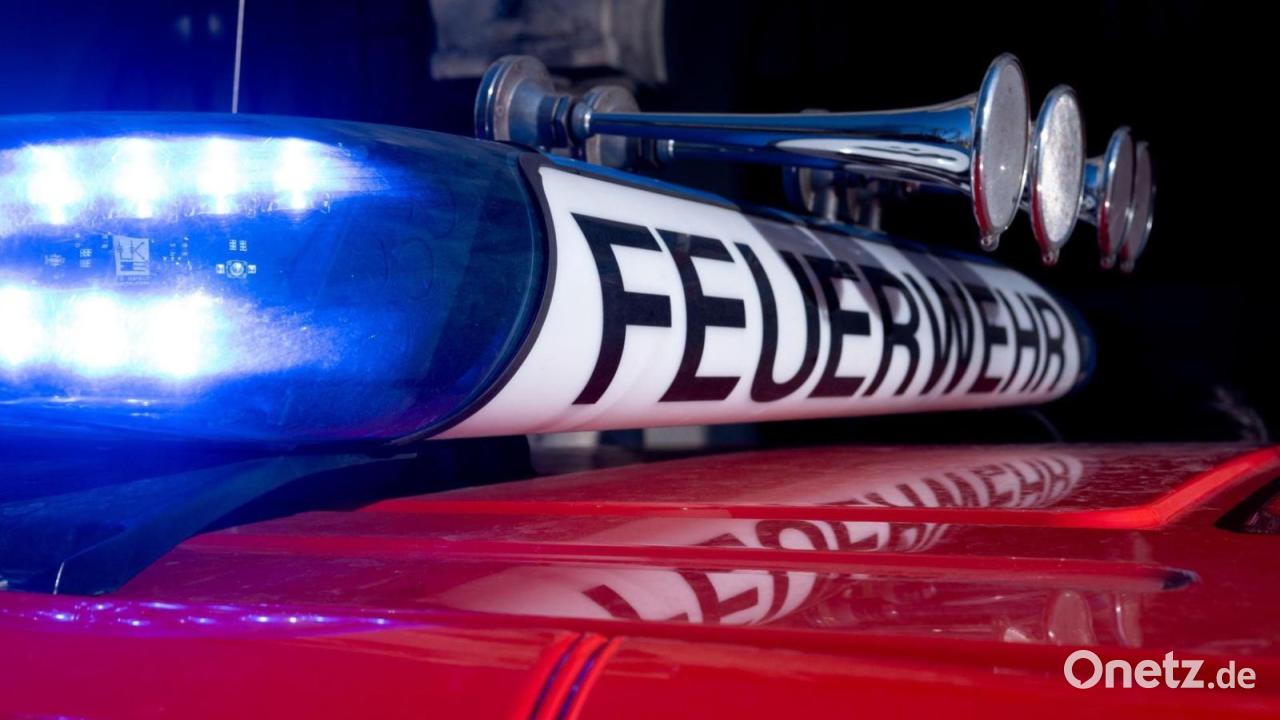 Auto rutscht über See, als Feuerwehr Eisstockschießen spielt