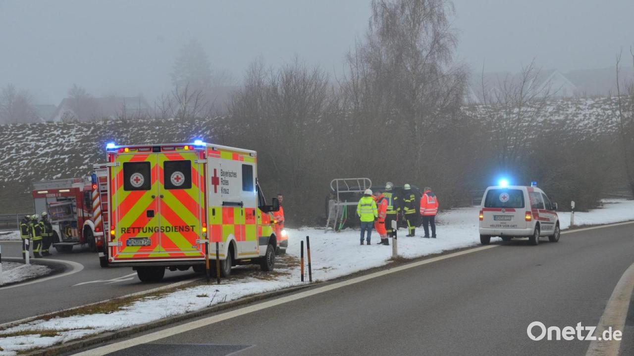 Fahrzeug-kippt-bei-Ausfahrt-von-Autobahn-A-6-bei-Vohenstrau-um