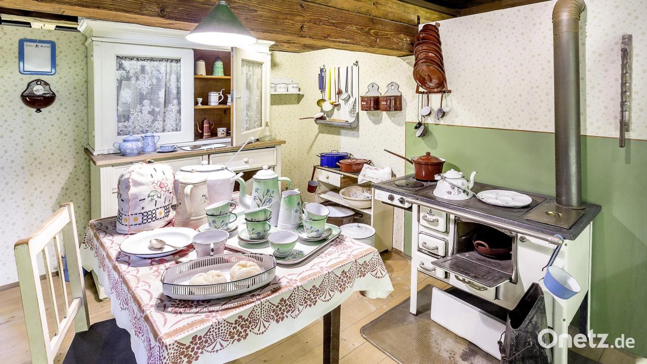 F-hrung-durch-die-Baumann-Emailwaren-Ausstellung-im-Stadtmuseum-Amberg