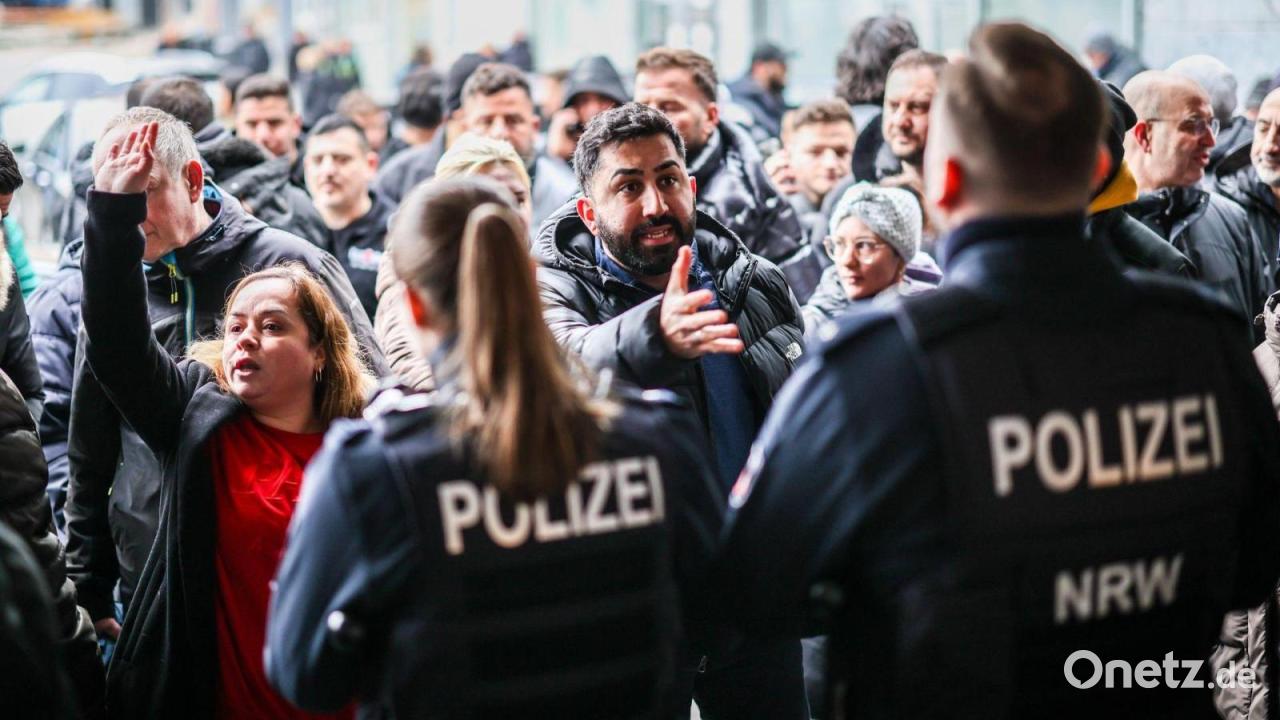 Sparkassen-Raub-Polizei-vernimmt-ab-Montag-Tausende-Opfer