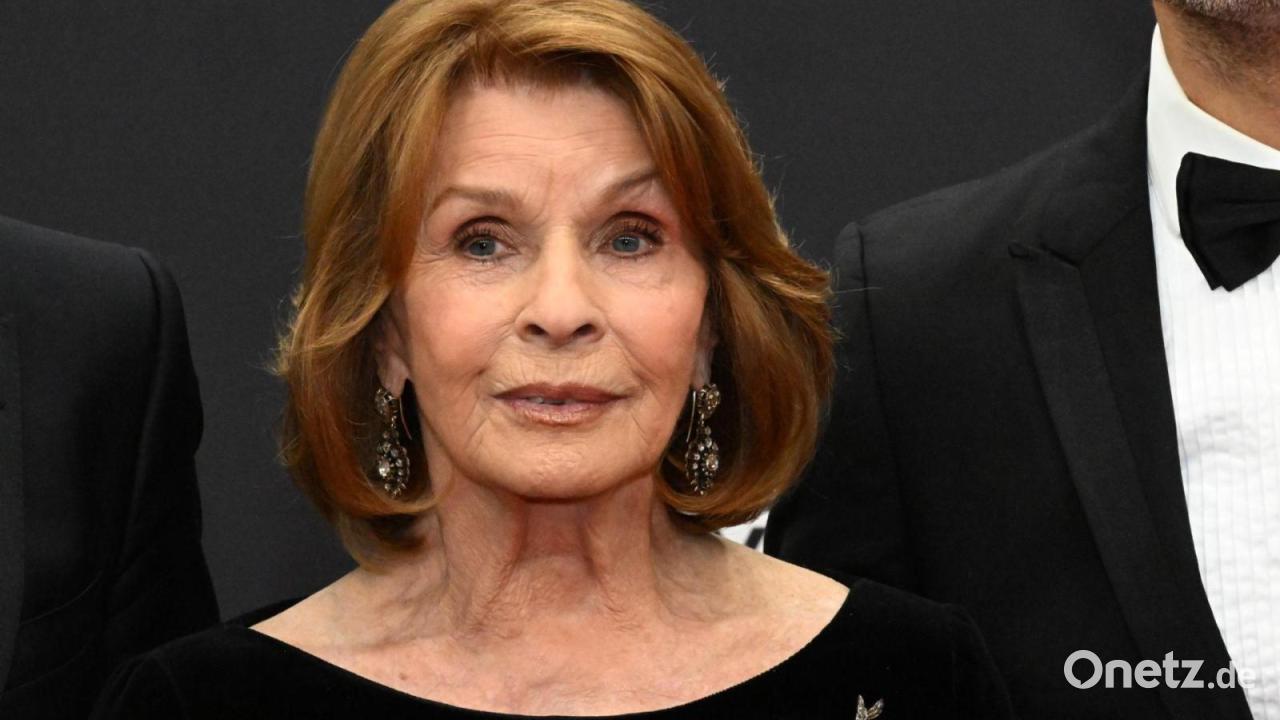 Senta Berger nach Sturz am Oberschenkel operiert