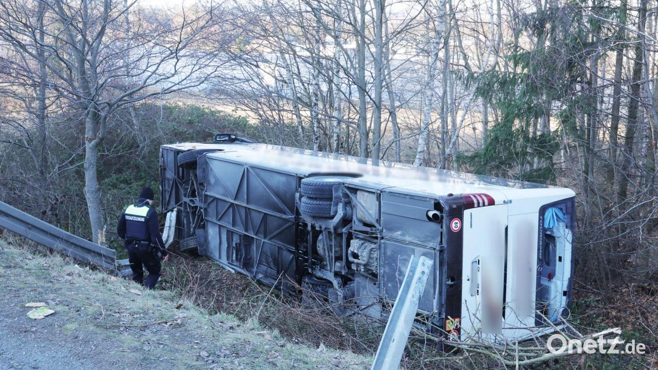 Bus mit Schülern kippt an Böschung um - Verletzte