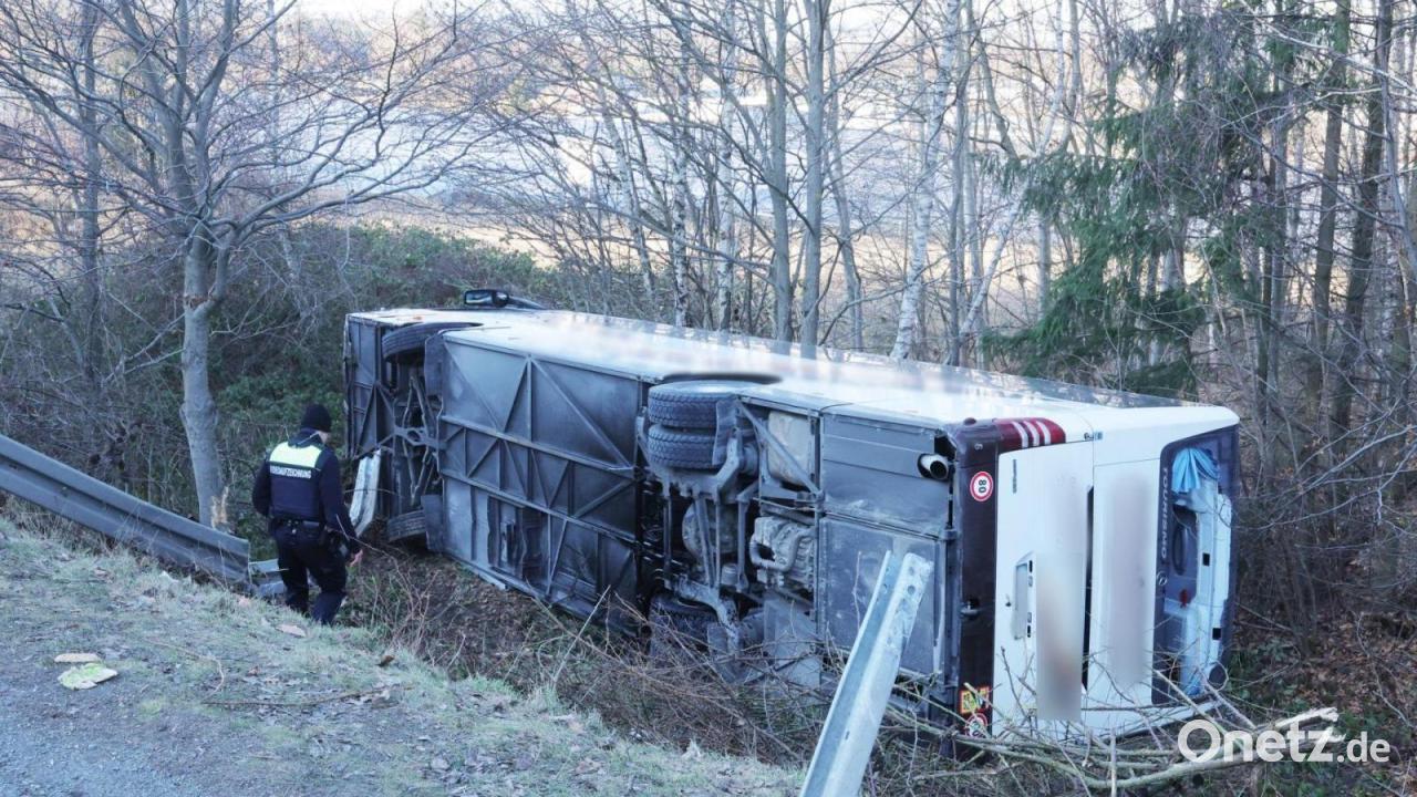 Bus mit Schülern kippt an Böschung um - Verletzte