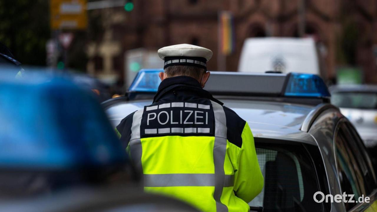 Mann schlägt Polizistin Zahn aus