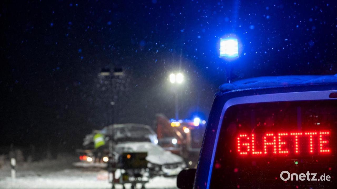 Nach Frontalzusammenstoß - Stau auf Bundesstraße