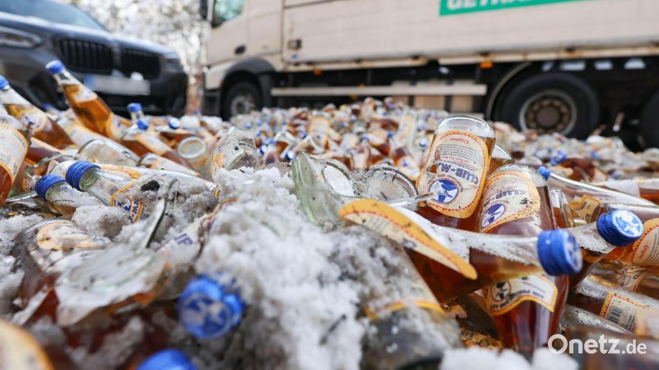 Lastwagen-verliert-rund-240-Getr-nkek-sten-auf-Bundesstra-e