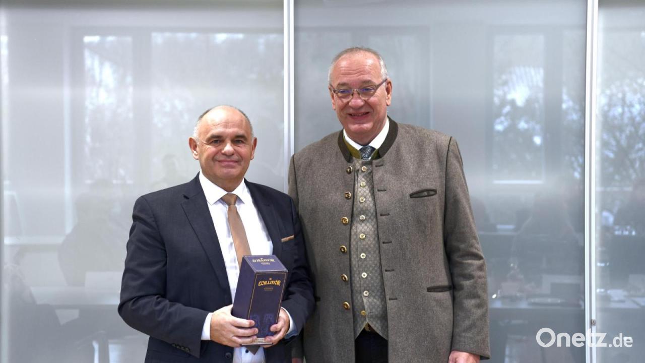 In-36-Jahren-f-r-den-Bezirk-viel-bewegt-Medbo-verabschiedet-Konrad-Kastner